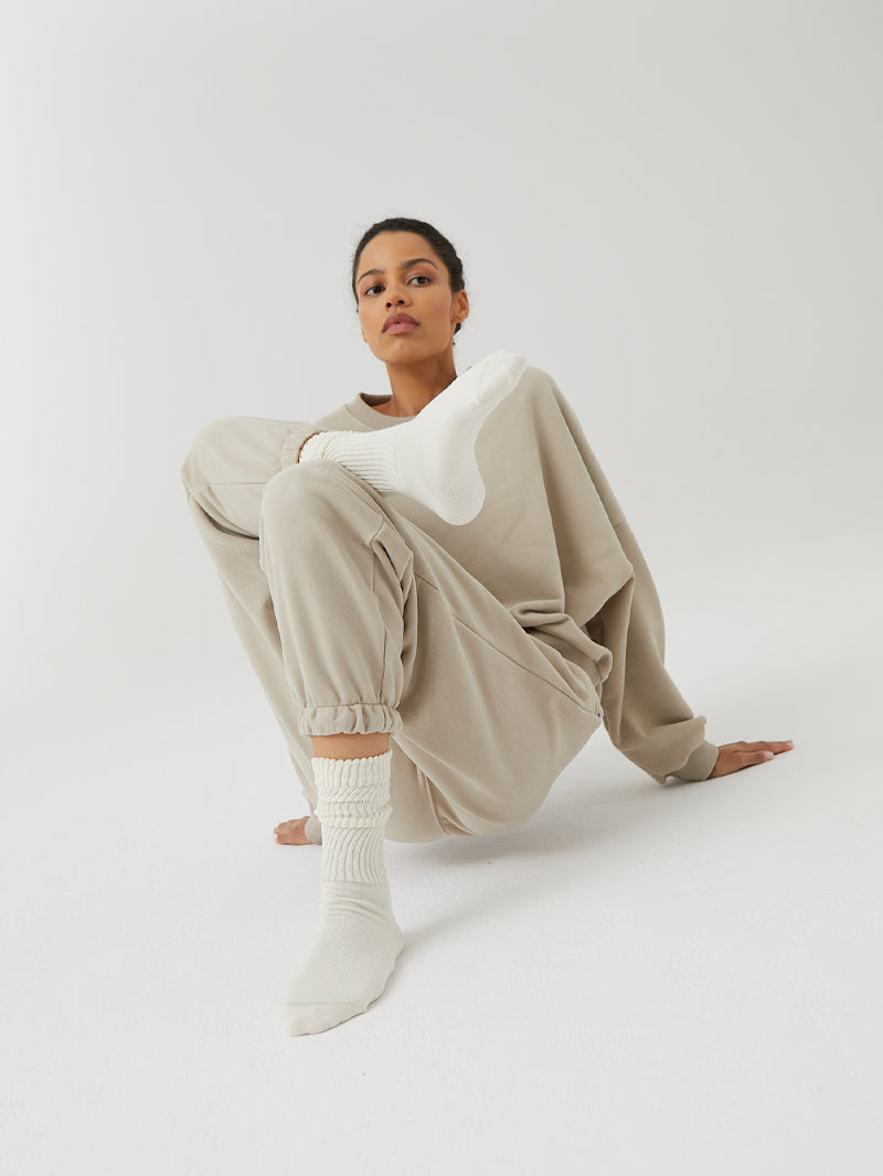 Modelka w kremowych skarpetkach bawełnianych