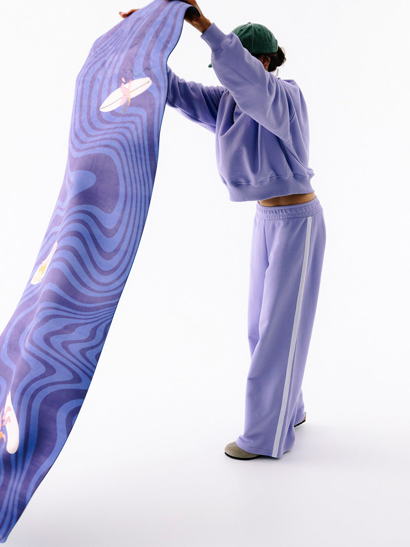 Niebieska antypoślizgowa mata do ćwiczeń jogi 3 mm z grafiką surferki - set z fioletową bluzą oversize i szerokimi spodniami