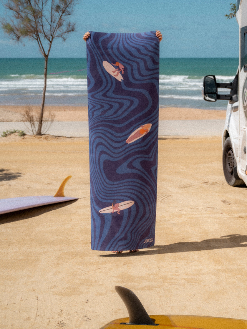 Niebieska antypoślizgowa mata do ćwiczeń jogi 3 mm z grafiką surferki - widok na rozłożoną długość