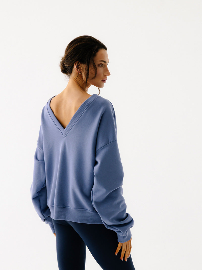 Niebieska oversize bluza z dekoltem na plecach V-Essence - zestaw z ciemnymi legginsami