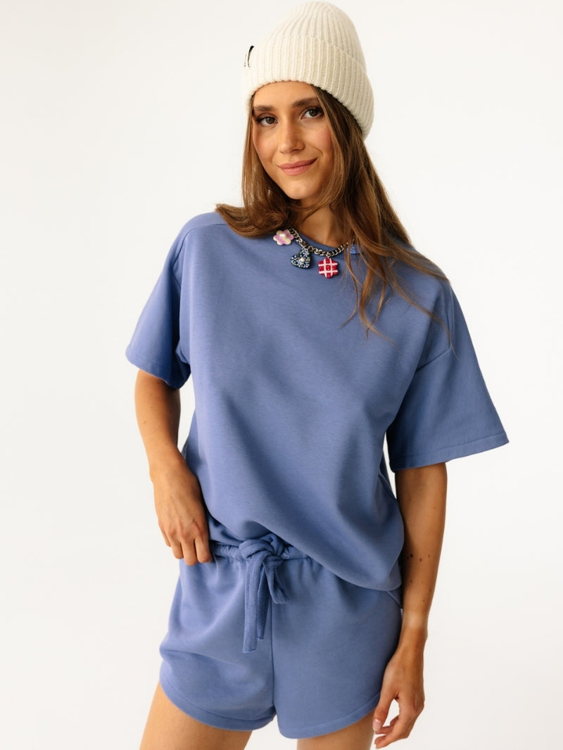 Casualowy look z niebieską bluzką Coast i czapką - stylizacja na co dzień