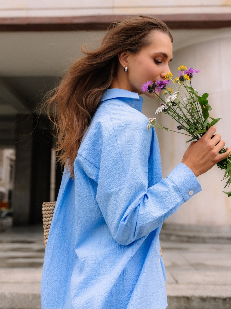 Niebieska luźna koszula damska z bawełny Summer Sky - kolekcja JOYINME