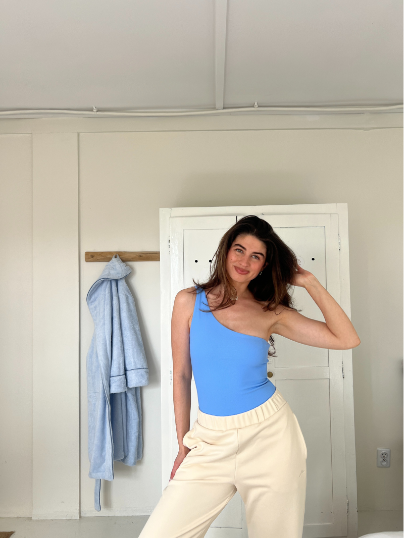 Niebieskie asymetryczne body na jedno ramię Yoga Horizon - widok na dekolt z przodu