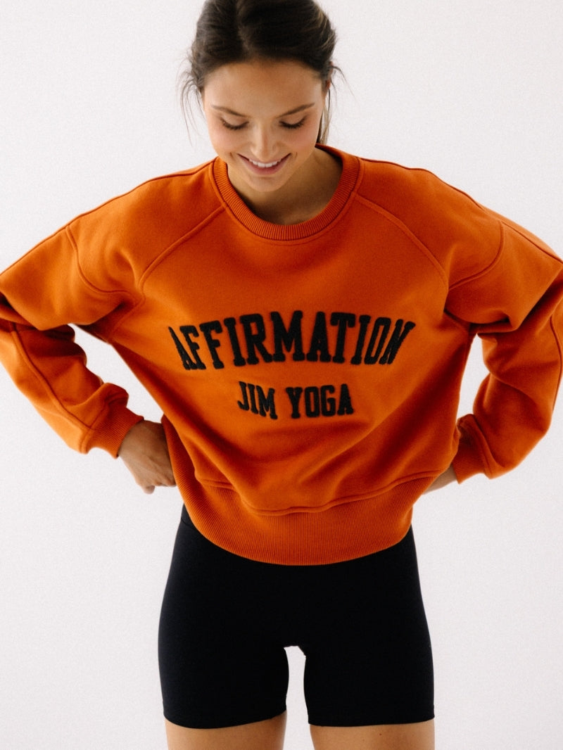 Szeroka bluza oversize w pomarańczowym odcieniu z serii Classic z haftem
Affirmation z wysokiej jakości bawełny - set z czarnymi szortami sportowymi