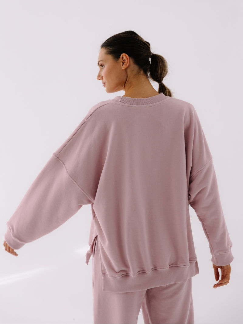 Luźna bawełniana bluza oversize w różowym kolorze z serii KIND - widok na szerokość rękawów