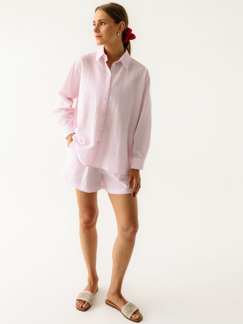 Casualowy letni look z różową koszulą Summer Sky Rosemilk I szortami Summer Break od kompletu - od śniadania na tarasie po wieczorny spacer nad morzem