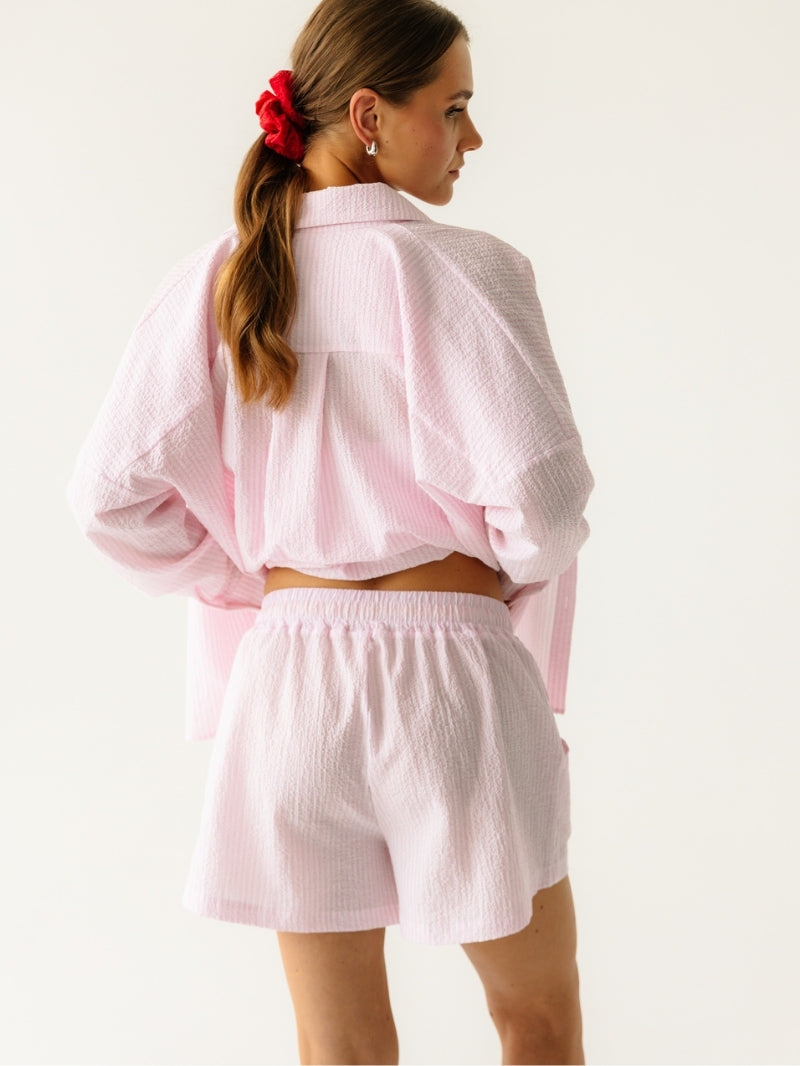 Casualowy look z jasnoróżowymi szortami Summer Break z delikatną strukturą w kolorze Rosemilk - komfort na upalne dni