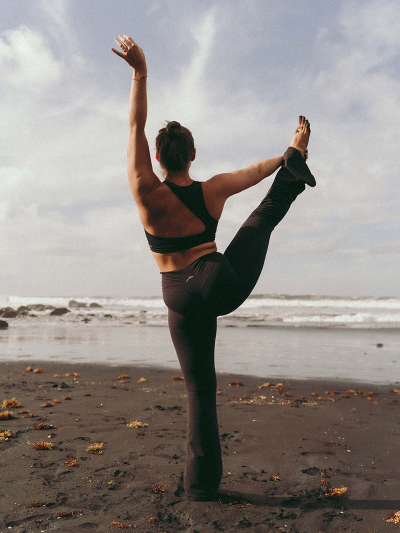 modelka w luźnych elastycznych spodniach flare w kolorze czarnym