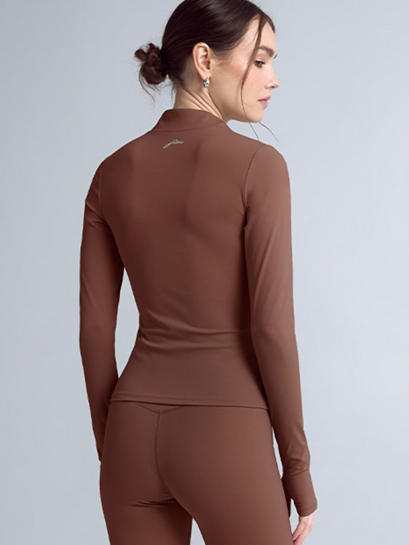 Sportowy brązowy longsleeve damski z zamkiem Motion - widok na plecy i logo