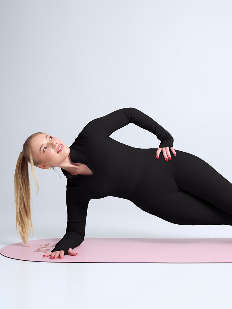 Sportowy czarny longsleeve damski z zamkiem Motion - modelka podczas ćwiczeń na macie