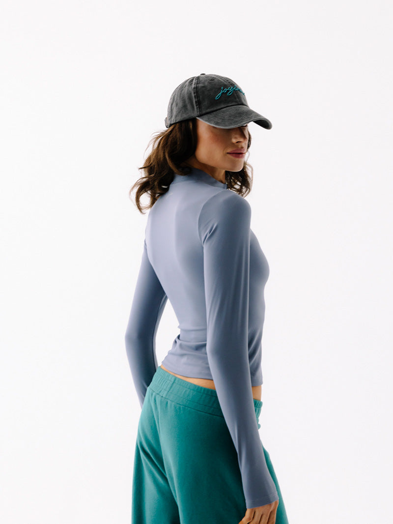 Ciemnoszara damska czapka z daszkiem Radiance - widok z boku w secie z niebieskim longsleevem