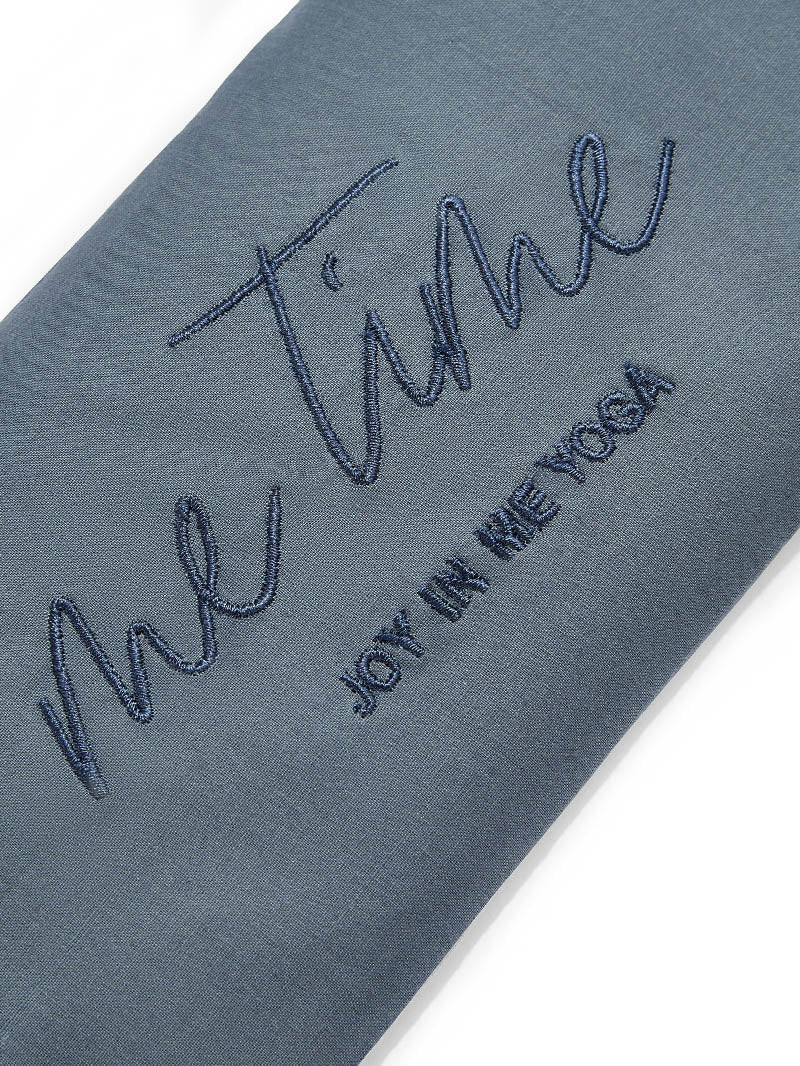 szara poduszka relaksacyjna na oczy Me Time - widok na haft