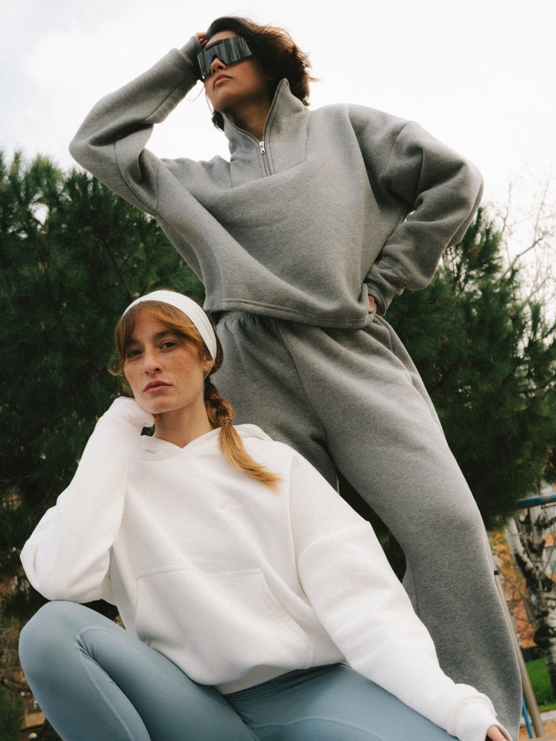Miękkie spodnie dresowe z prostą nogawką w odcieniu melanżu. Wysoki stan, gęsta dzianina i minimalistyczny design - total look z bluzą Half Zip