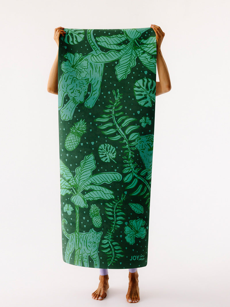 Zielona, antypoślizgowa kauczukowa mata do ćwiczeń jogi 3 mm z tropikalnym wzorem - widok na długość