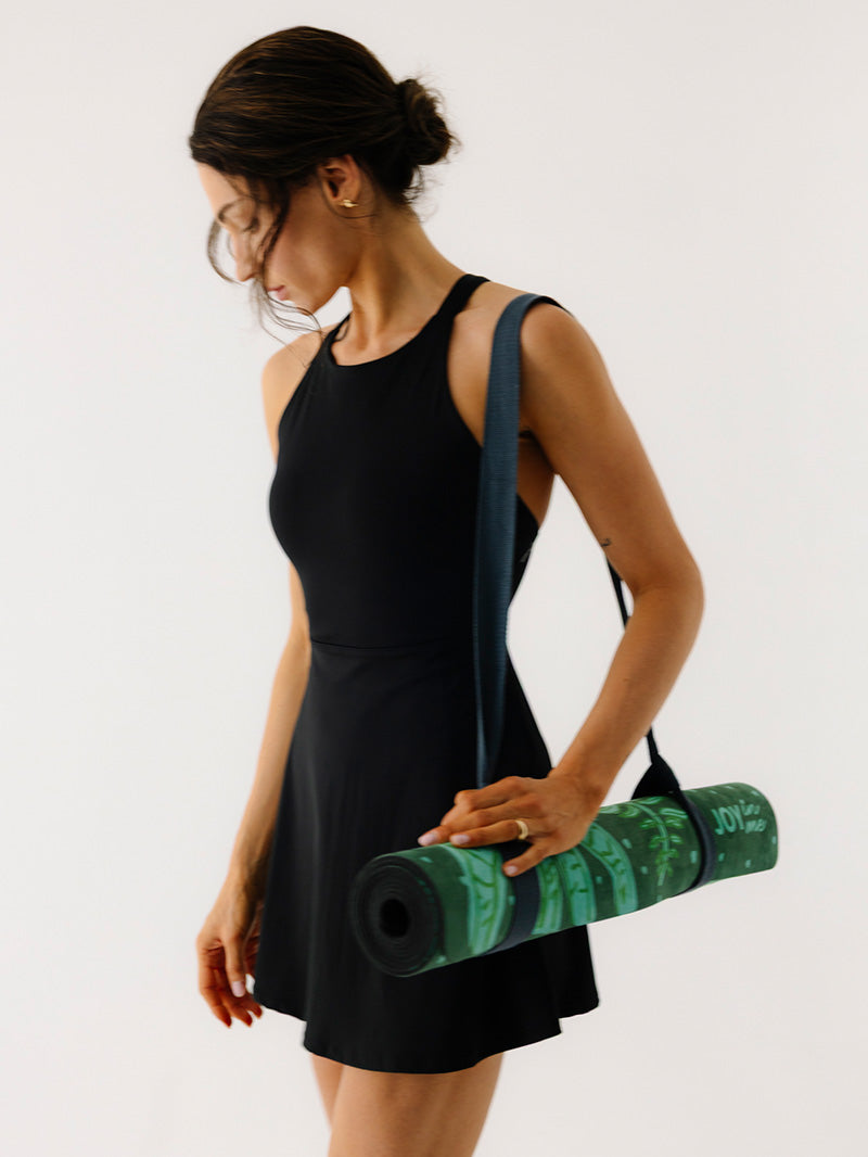 Zielona, składana mata do ćwiczeń jogi z kauczuku 1 mm z tropikalnym wzorem - mata na pasku