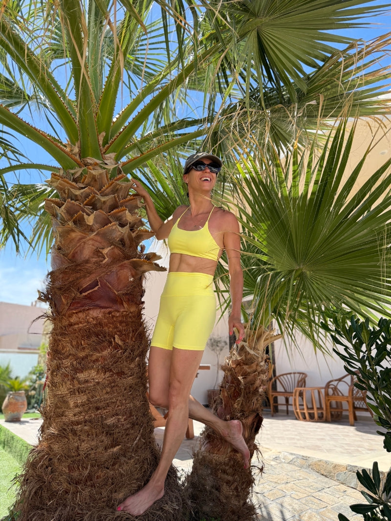 Żółty damski stanik sportowy Breeze - set z żółtymi szortami i czapką z daszkiem