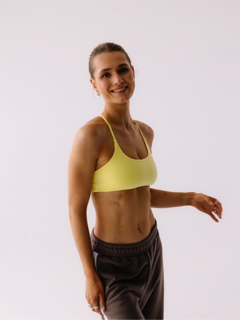 Żółty damski stanik sportowy Breeze - widok na zaokrąglony dekolt