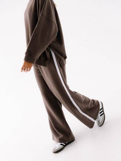 Brązowe damskie bawełniane spodnie z lampasem z serii Comfort