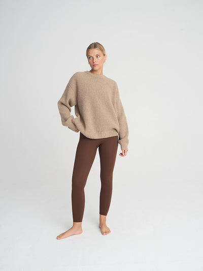 Brązowe legginsy do jogi i ćwiczeń z wysokim stanem Oneness - outfit z kremowym swetrem z wełny merino