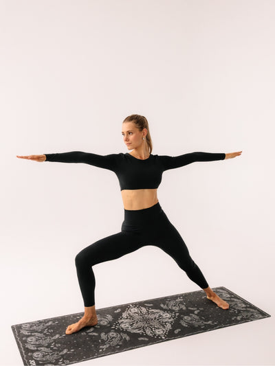 Czarny crop top sportowy z długim rękawem