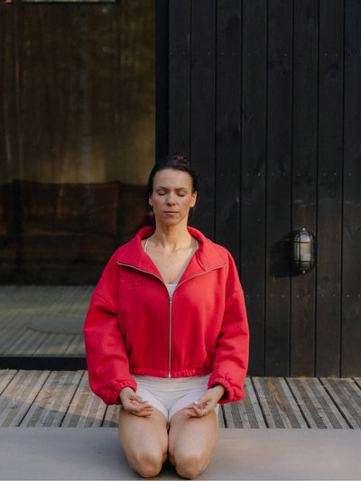 Rozpinana bluza ze stójką w czerwonym odcieniu z serii Zip Flow z haftem 
Affirmation z wysokiej jakości bawełny