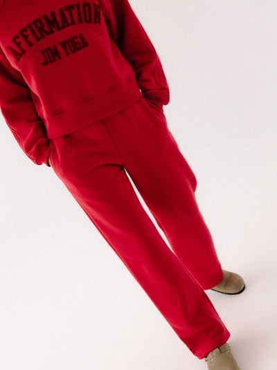 Czerwone bawełniane spodnie dresowe damskie Evolve - zbliżenie na krój w ruchu