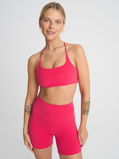 Zbliżenie na czerwone damskie szorty Movement na modelce stojącej przodem