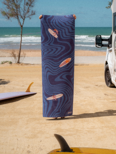 Niebieska antypoślizgowa mata do ćwiczeń jogi 3 mm z grafiką surferki - widok na rozłożoną długość