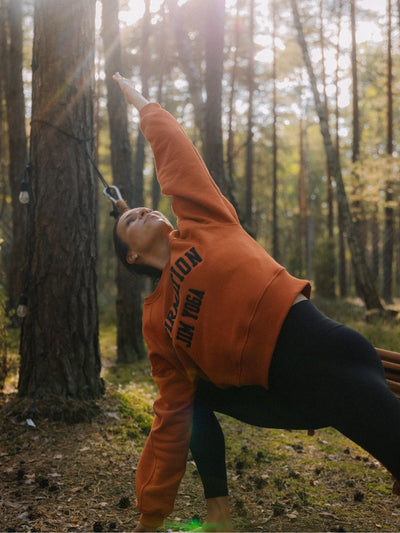 Szeroka bluza oversize w pomarańczowym odcieniu z serii Classic z haftem 
Affirmation z wysokiej jakości bawełny