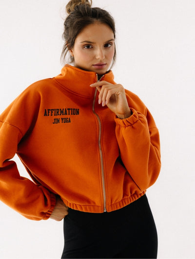 Rozpinana bluza ze stójką w pomarańczowym 
grafitowym haftem Affirmation z wysokiej jakości bawełny