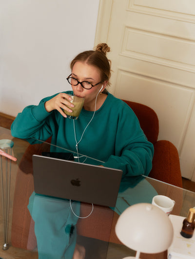 Zielona bawełniana damska bluza oversize - widok na szeroki krój